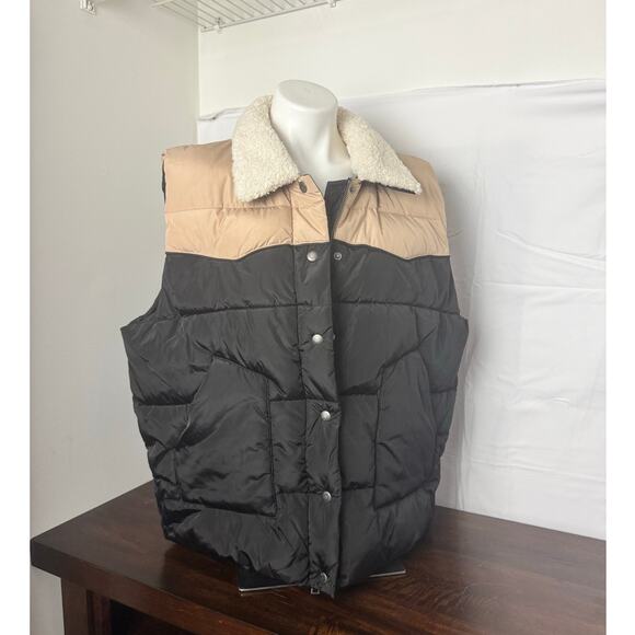 Levi Strauss Jackets & Blazers - Levi's Quilted Black and Cream Puffer Vest with Sherpa Collar XXL NWOT